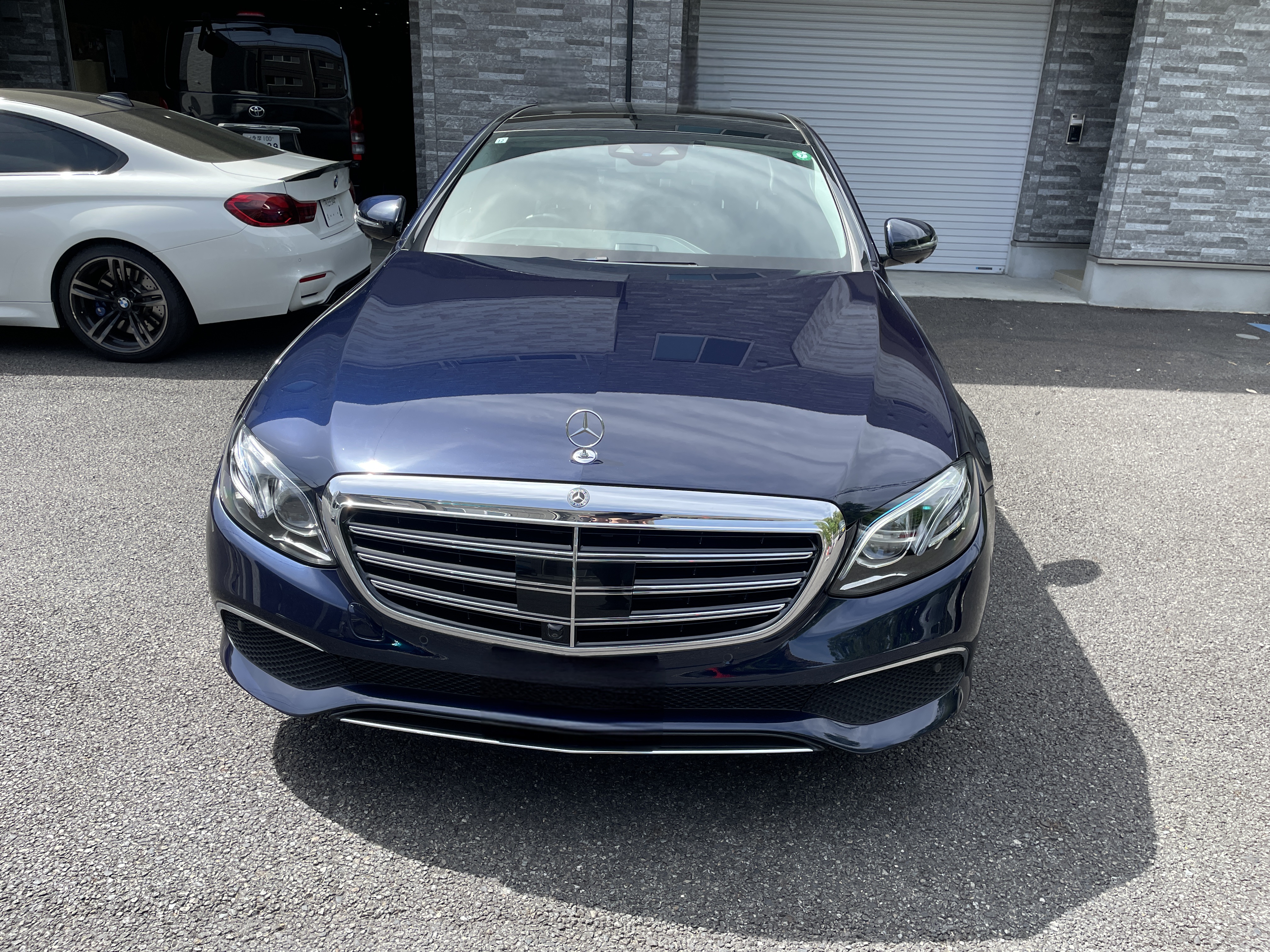 メルセデス・ベンツ E400 4MATIC W213 ネイビー 八王子の輸入車整備工場LABOに入庫した車両フロントビュー