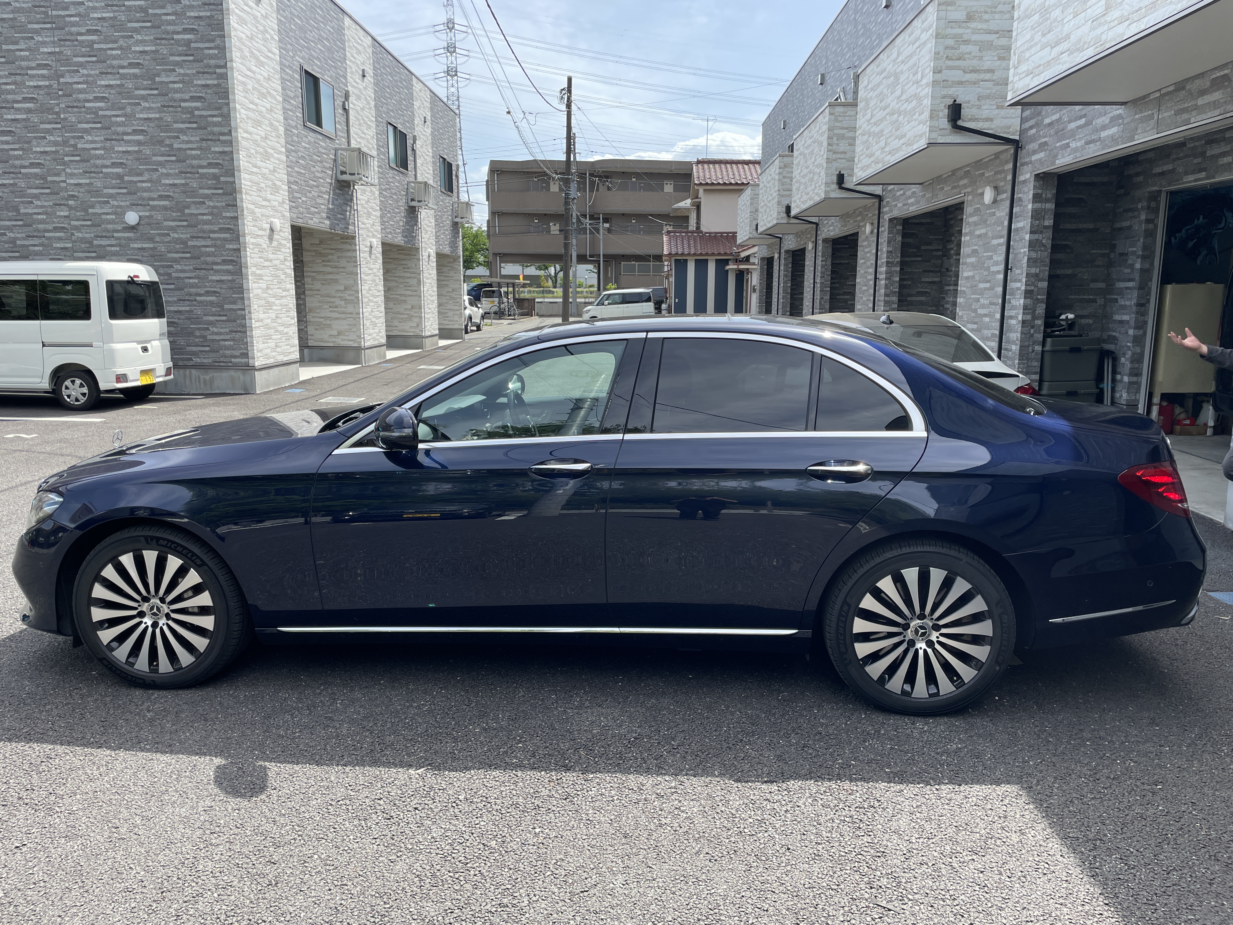 メルセデス・ベンツ E400 4MATIC W213 サイドビュー 八王子の輸入車整備工場LABO工場にて