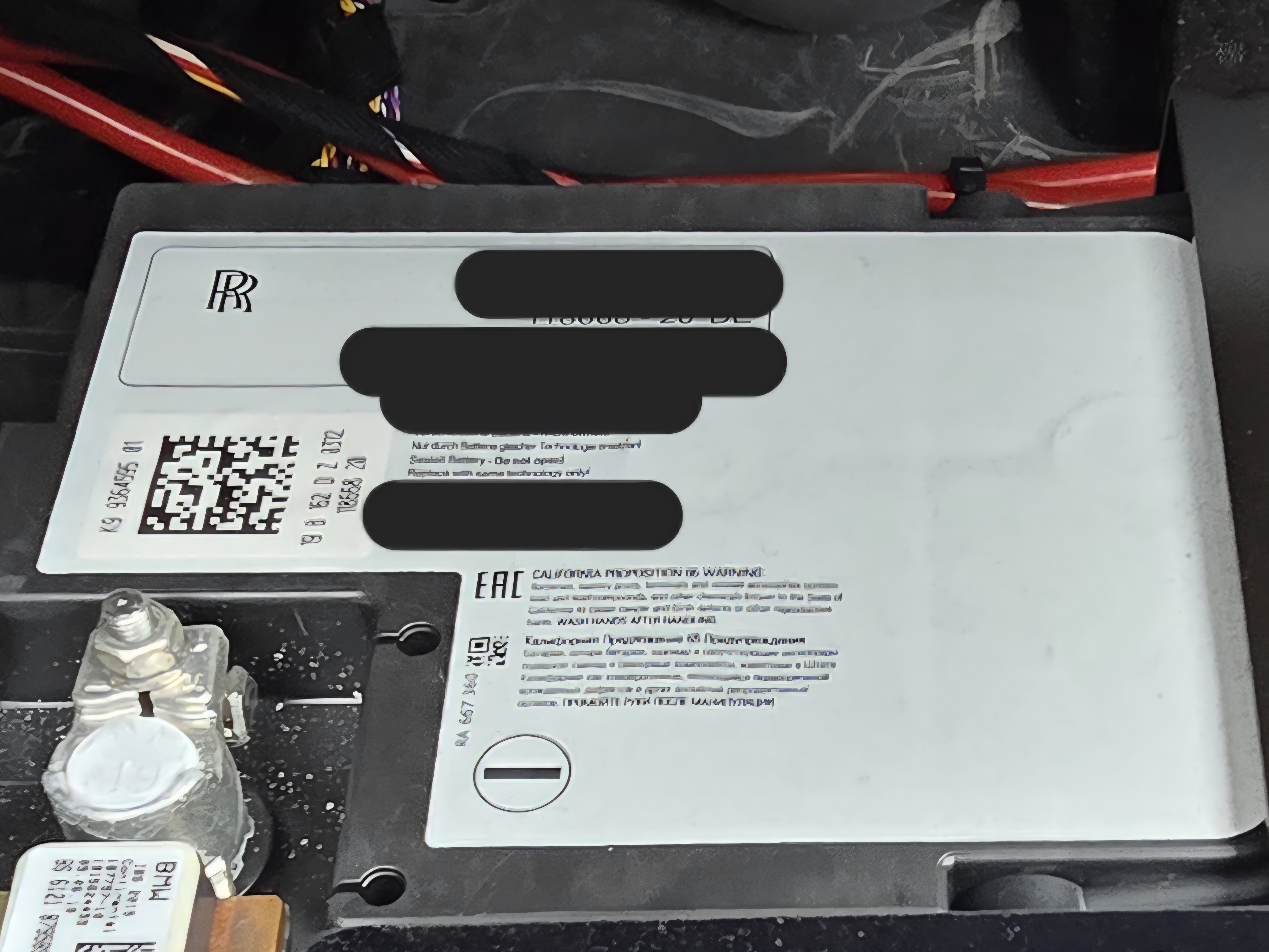 ロールスロイス カリナンのバッテリー ラゲッジ床下に設置されたAGMタイプ