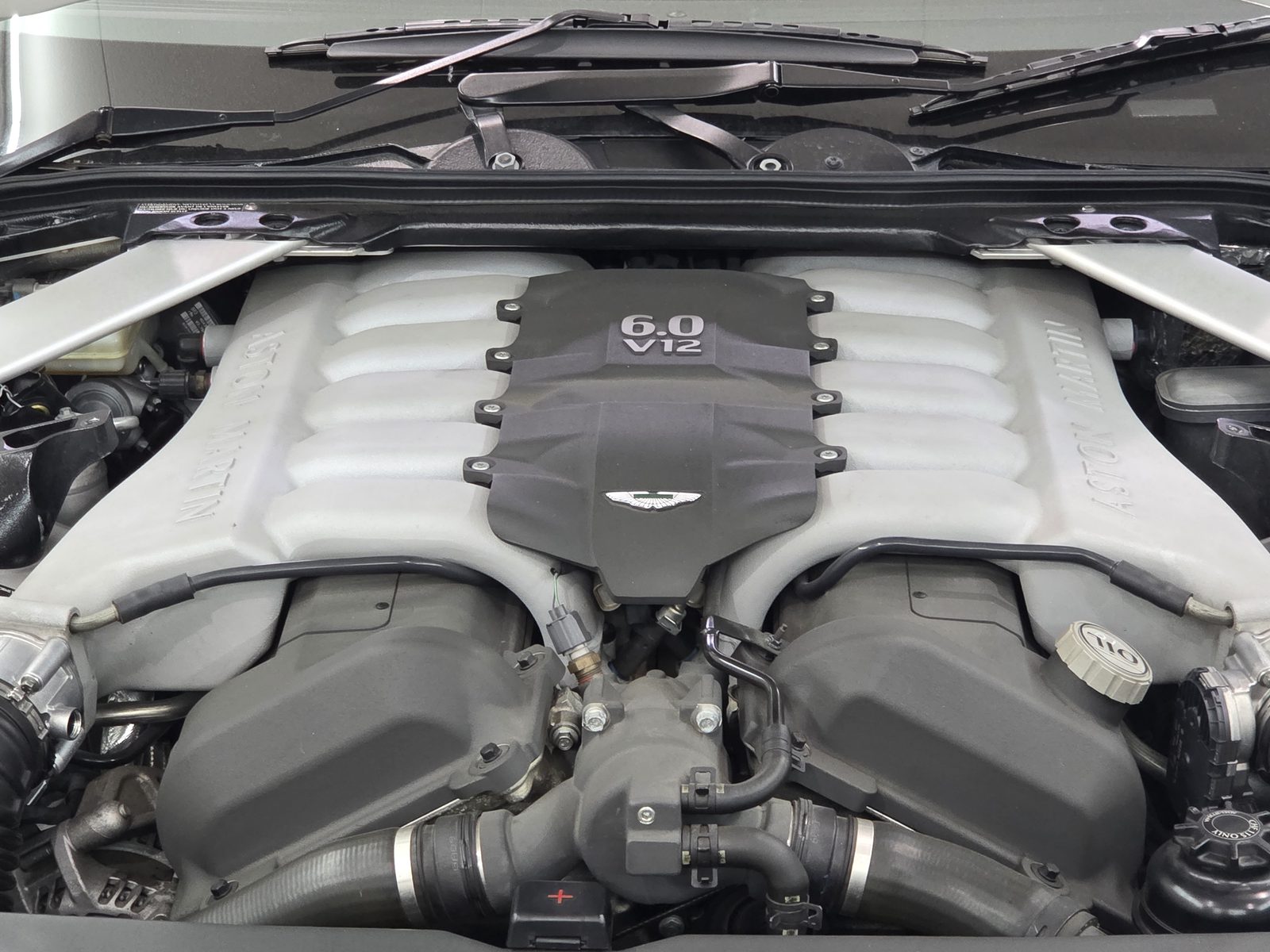 アストンマーティンDB9の6.0 V12エンジン