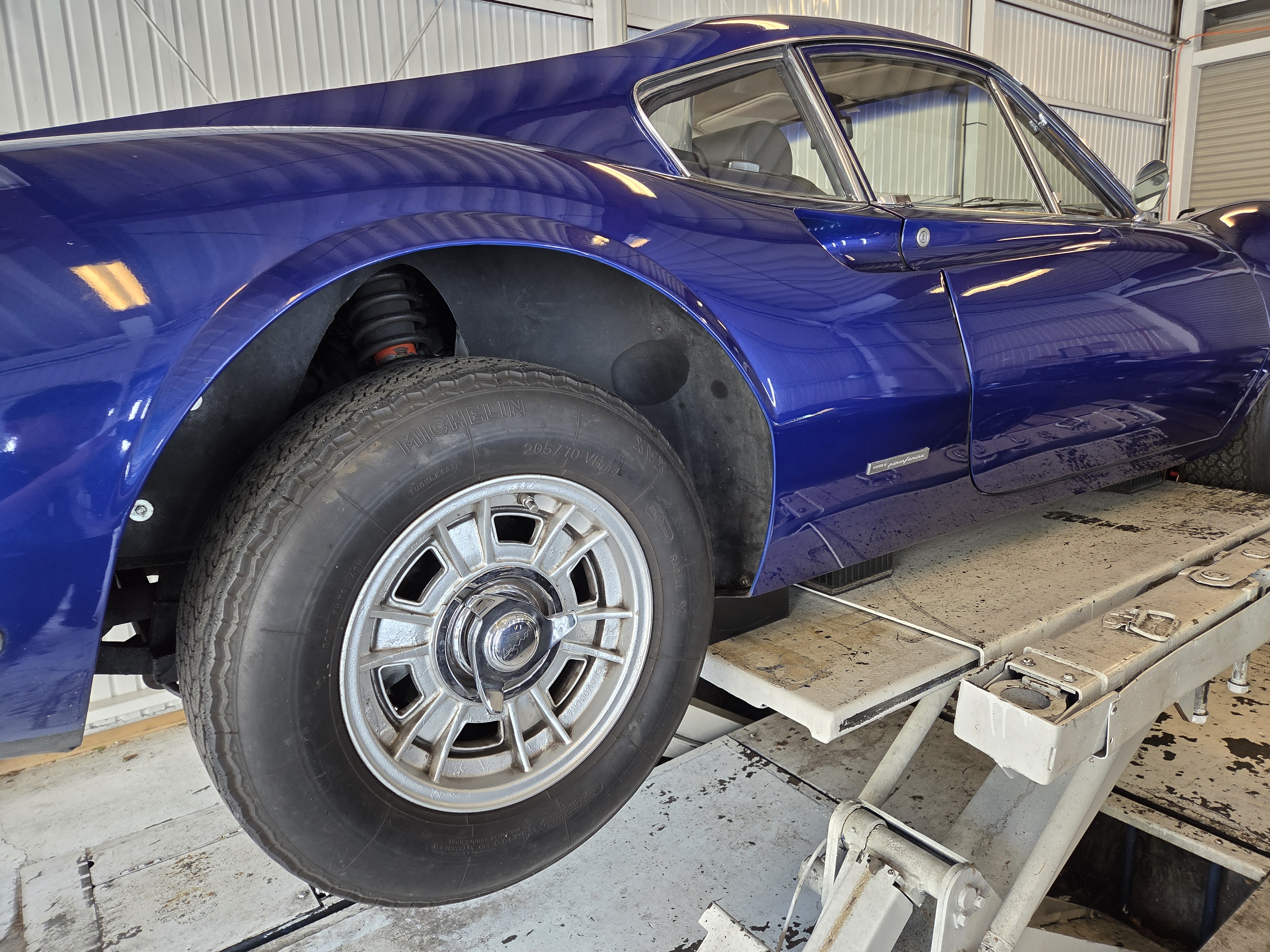 フェラーリ Dino 246 GT 八王子の整備工場LABOでリフトアップし足回りを点検