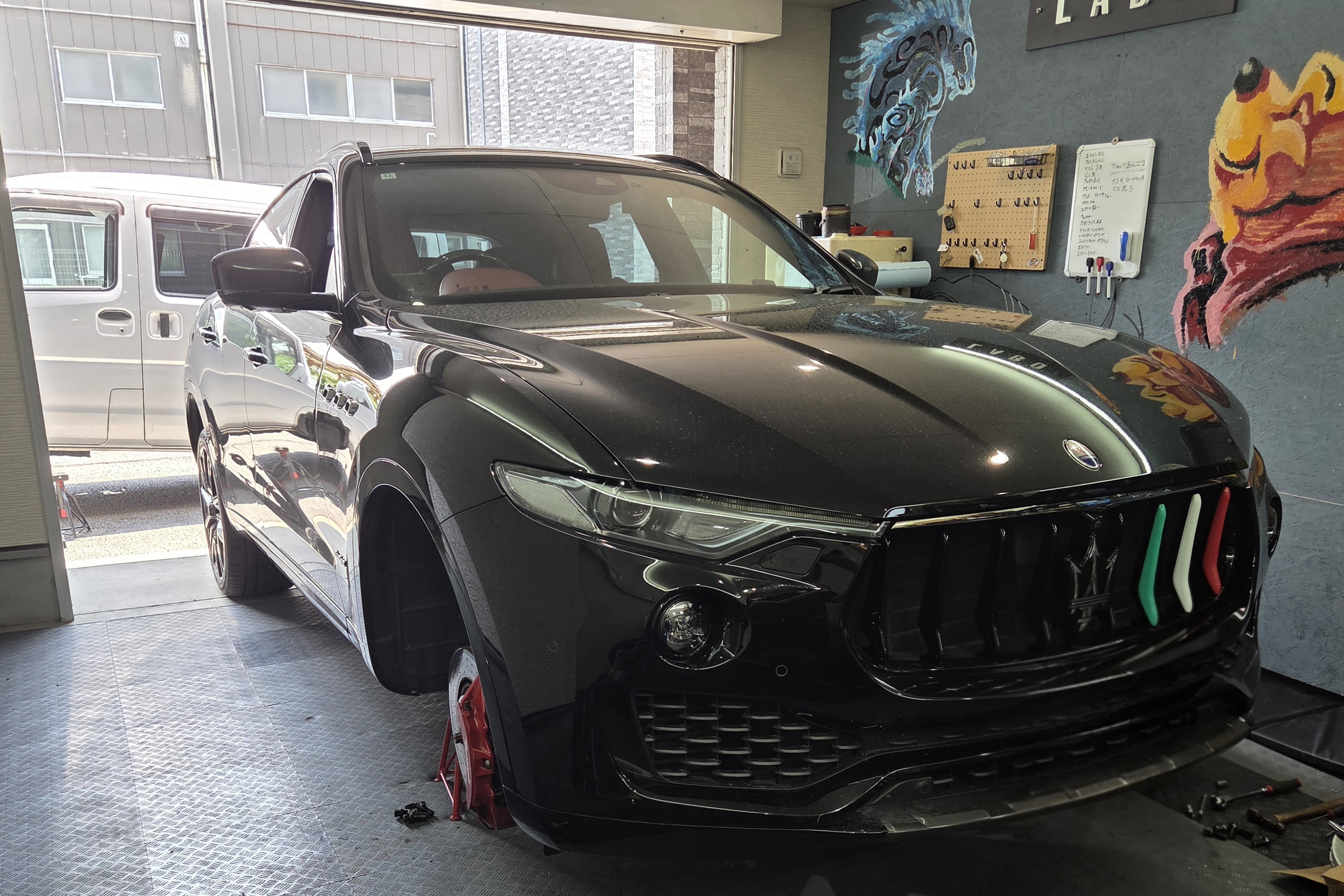 マセラティ レヴァンテが八王子の輸入車整備工場LABOのピットに入庫した様子