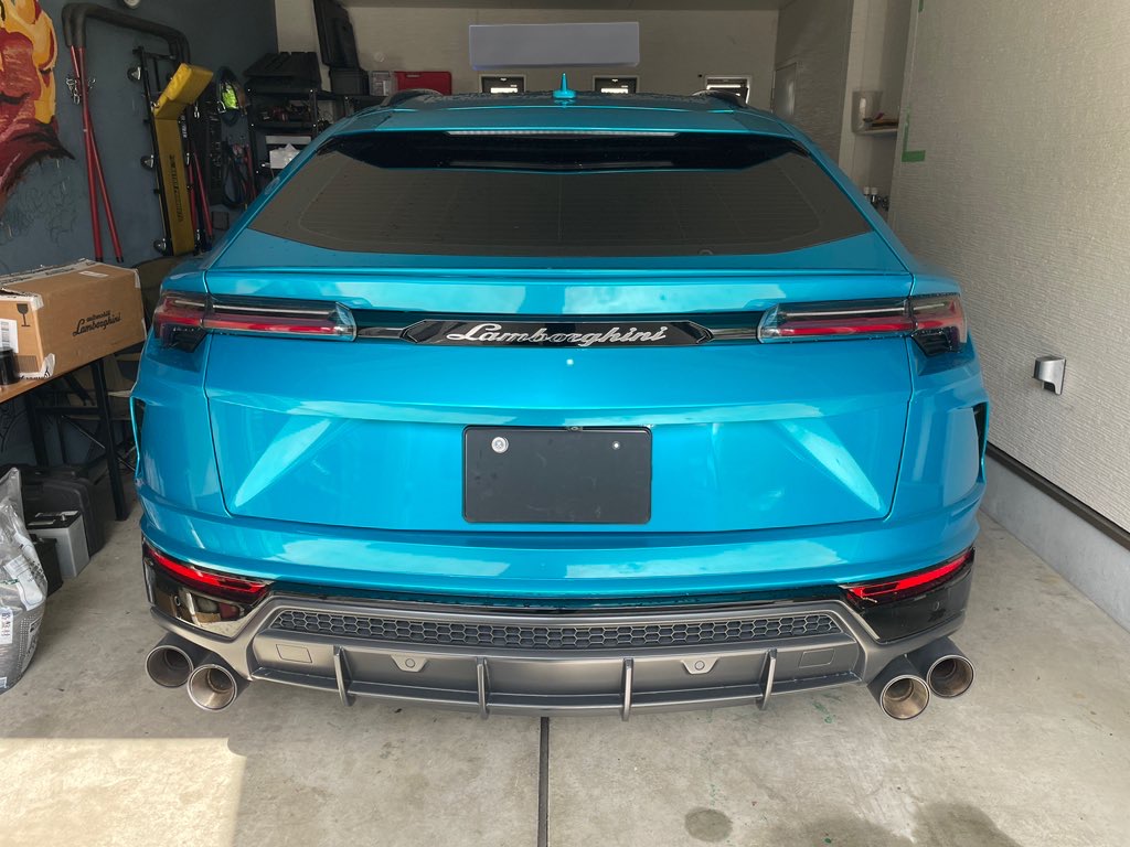 ランボルギーニ・ウルス ターコイズブルー 八王子の輸入車整備工場LABOにて作業中リアビュー