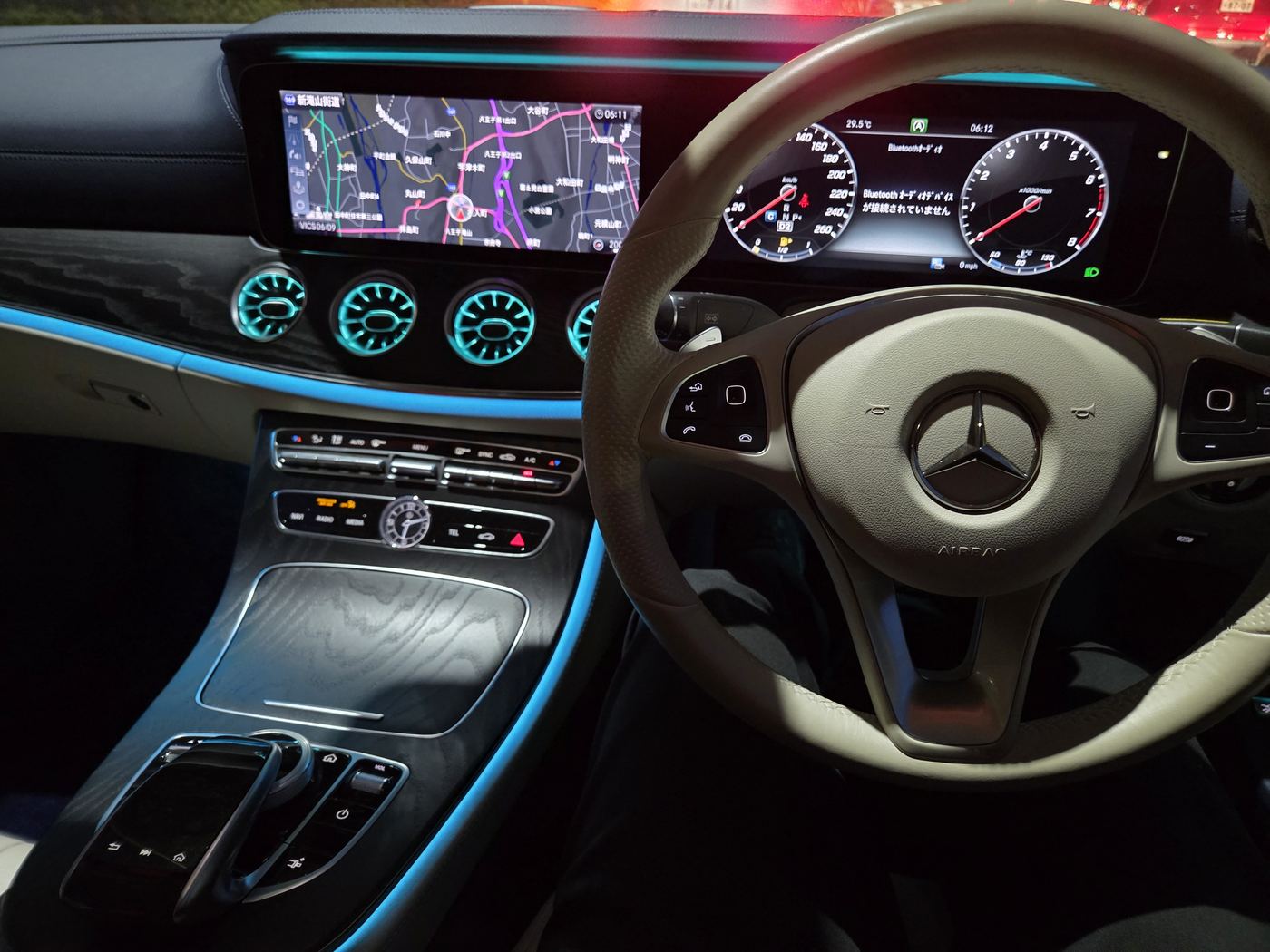 メルセデス・ベンツの運転席